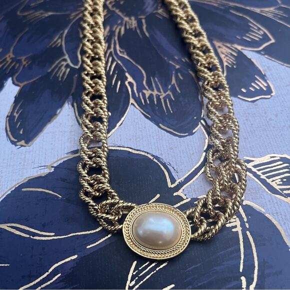 Vintage 80s Chunky Gold Chain Necklace with Pearl Cabochon Stone by MONET A3 - Picture 3 of 12